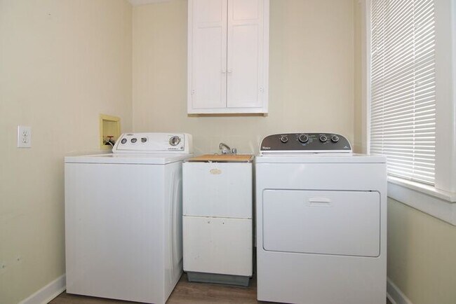 Building Photo - Great Location Steps From Main Street in Speedway!