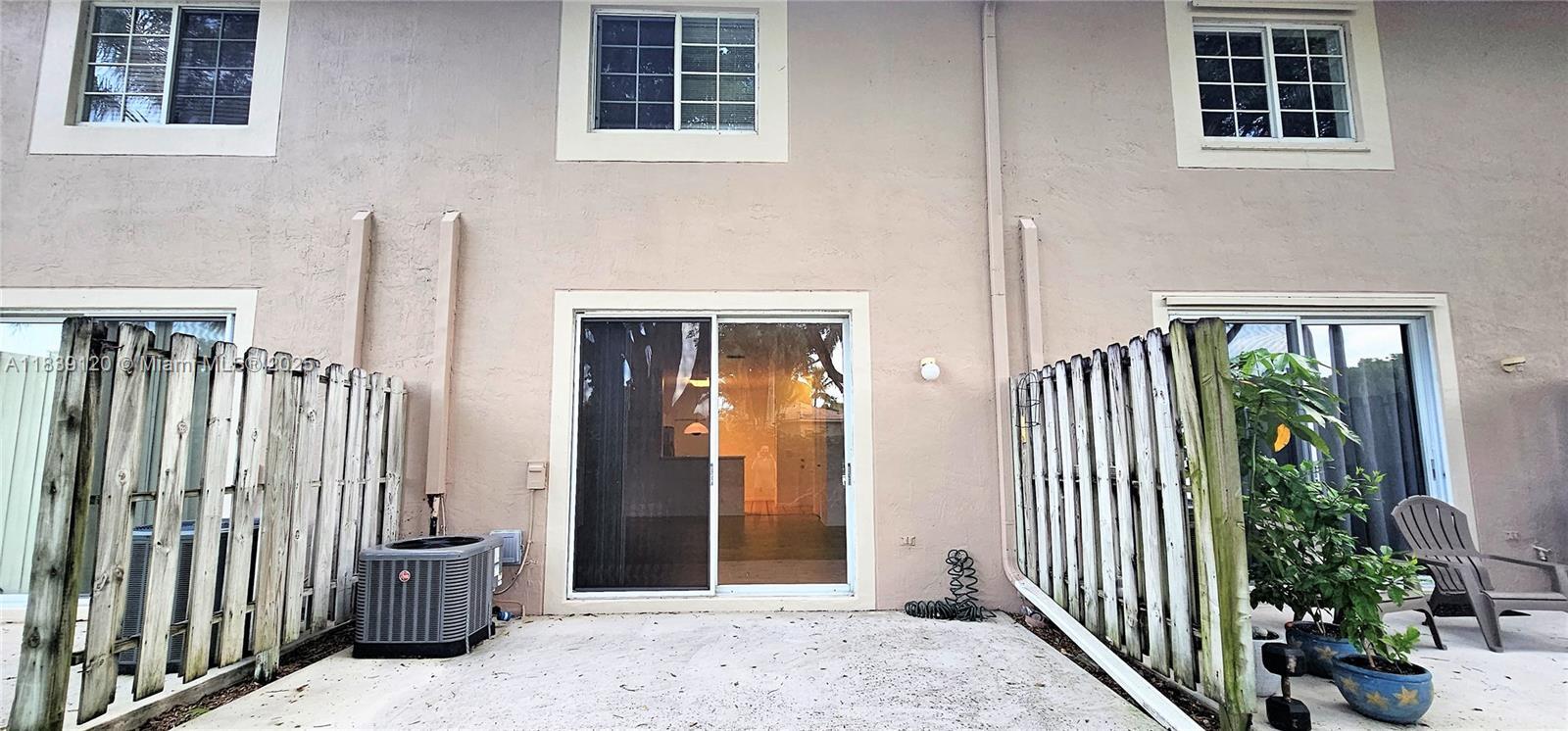 Building Photo - 2058 Madeira Dr
