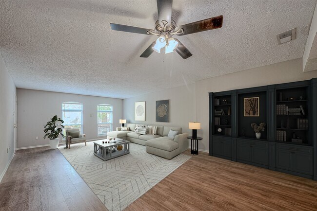 Building Photo - 432 N Post Oak Ln