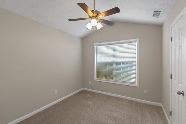 Building Photo - BEAUTIFUL 3 BEDROOM / 2 BATH HOME WITH PRIVACY FENCE!