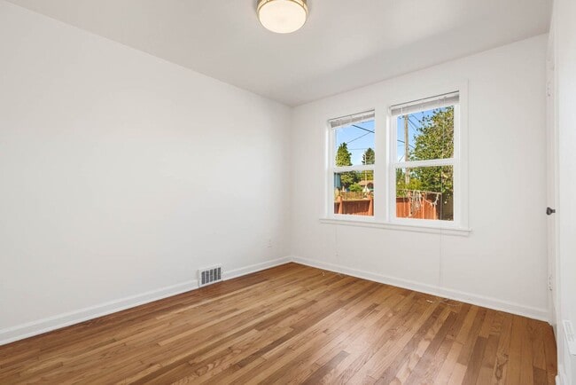 Building Photo - Bright & Spacious Remodeled Home Near Columbia City, Mt. Baker & Lake Washington