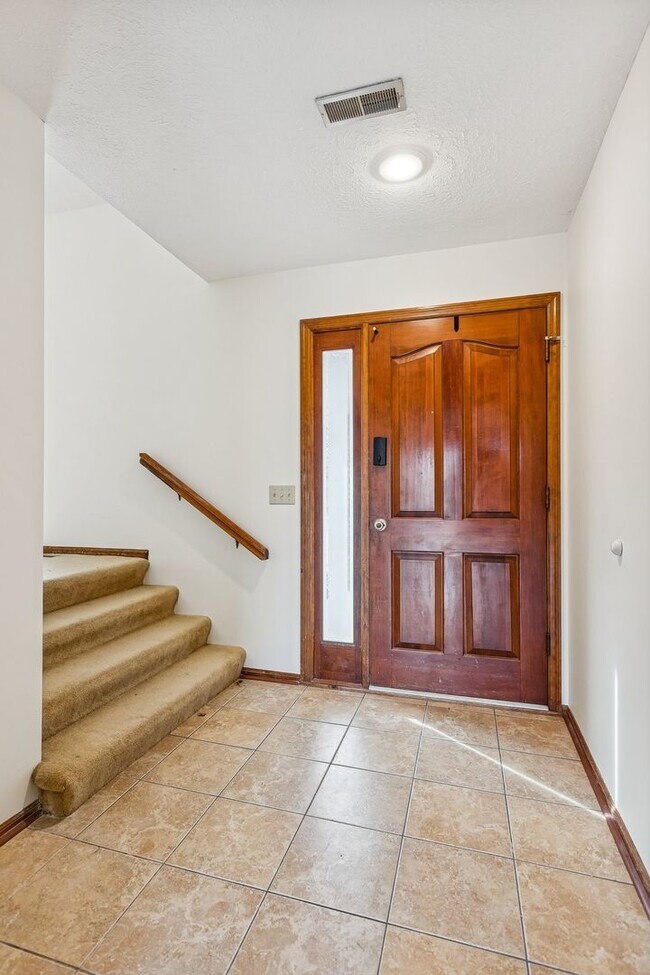 Building Photo - Spacious Northwest Omaha 3-Bedroom!!