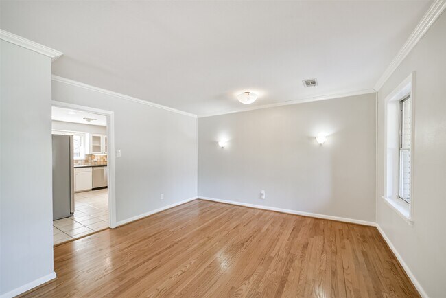 Building Photo - 5511 Kinglet St