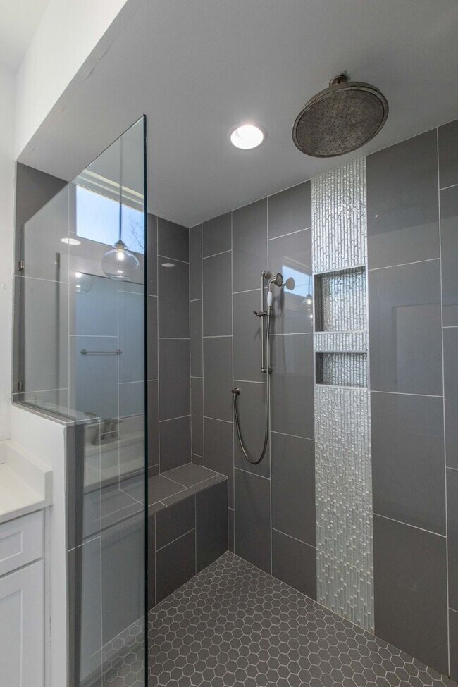 Building Photo - 3 Bed 2.5 Bath Single-Family Urban Home