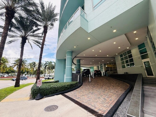 Building Photo - 1900 N Bayshore Dr