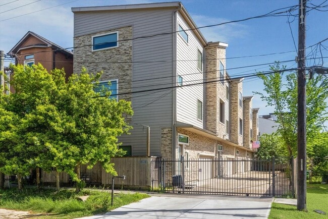 Building Photo - 938 W 22nd St