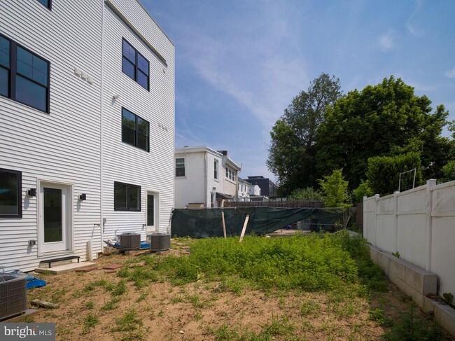 Building Photo - 303 Fountain St