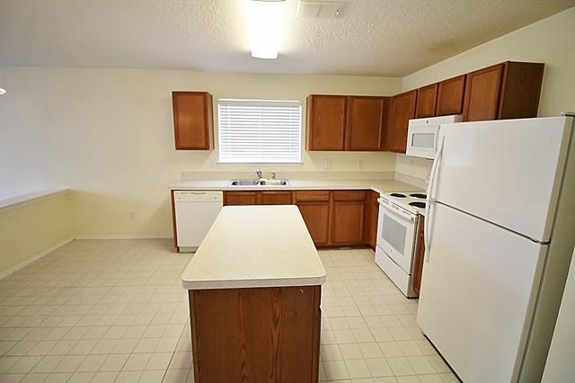 Building Photo - 2415 Mallory Ln
