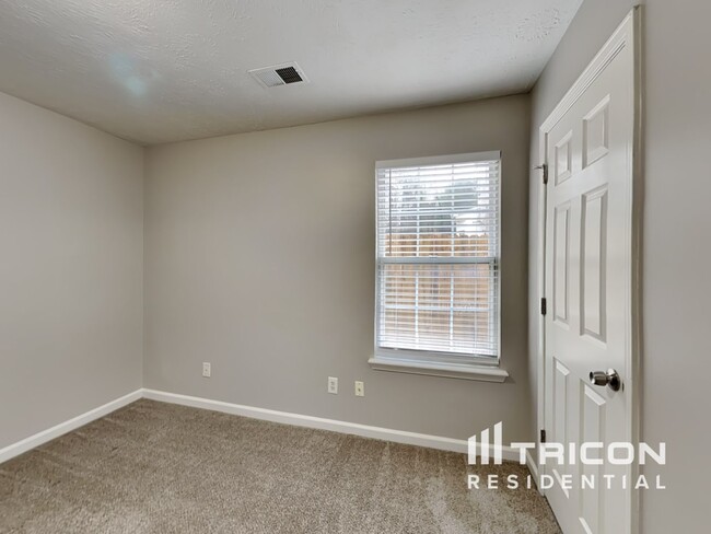 Building Photo - 2767 Lake Park Ridge W