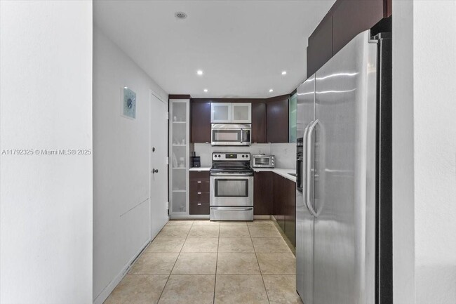 Building Photo - 500 Bayview Dr