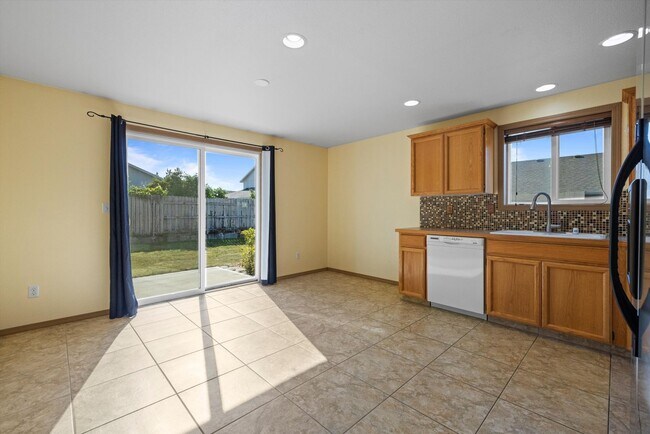 Building Photo - Charming 3-Bed, 2-Bath Single-Family Residence Near Rd 68!