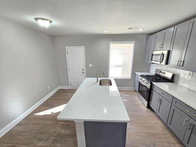 Building Photo - 3169 Ravenwood Ave