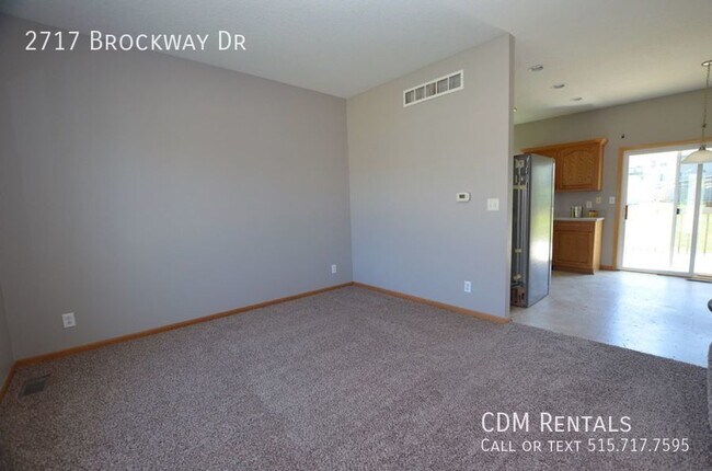 Building Photo - Huge DSM Split Level!