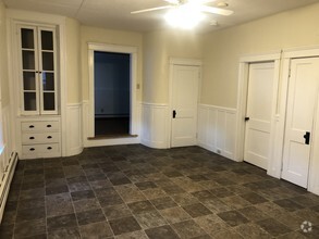 Building Photo - 1st Floor Updated 3 BR Quiet Area Near Bla...