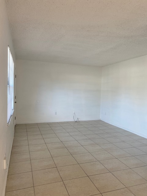 Building Photo - 2/2 in DeLand, close to 17-92, $1,400/month