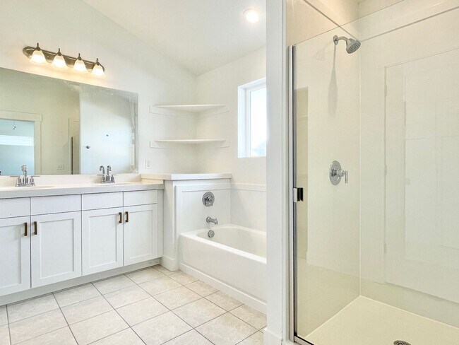 Building Photo - Bright & Beautiful Townhome in American Fork!