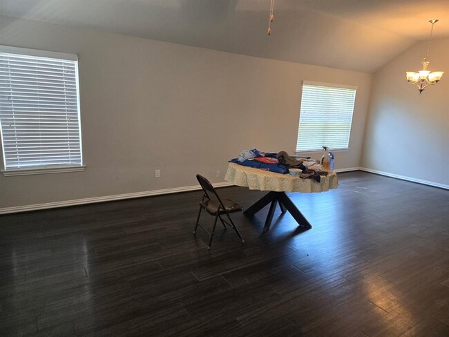 Building Photo - 1801 Chimney Dr