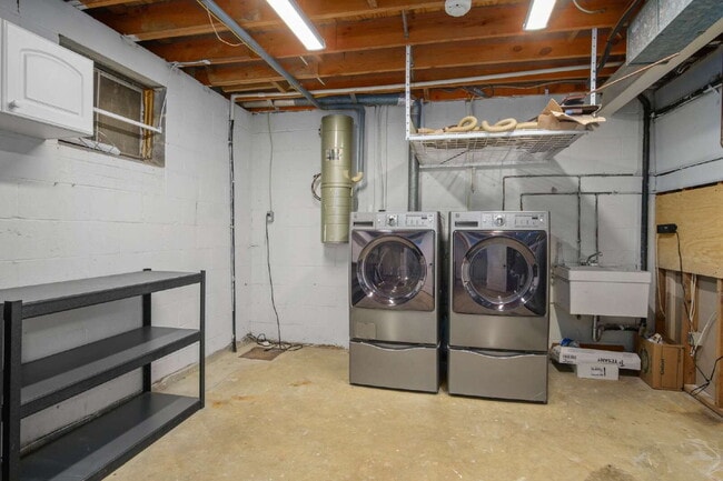 Building Photo - Charming Townhouse: Your New Home Awaits!