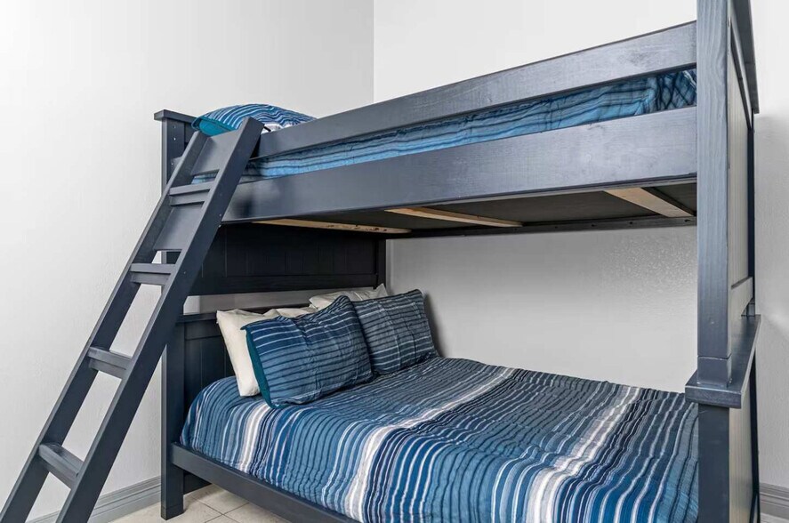 Building Photo - 117 E Campeche St