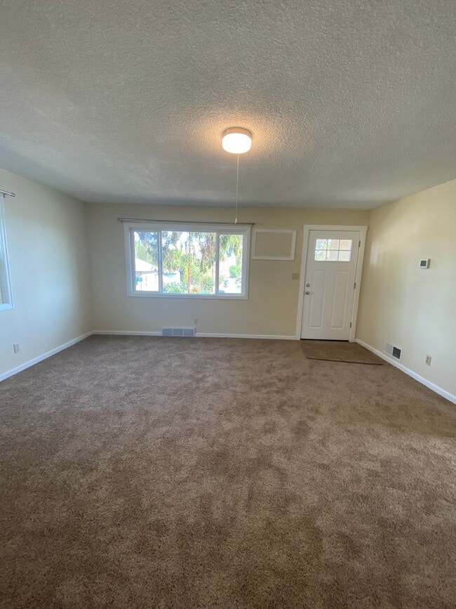 Building Photo - Charming 2 Bedroom 1 bath House! Large Bac...