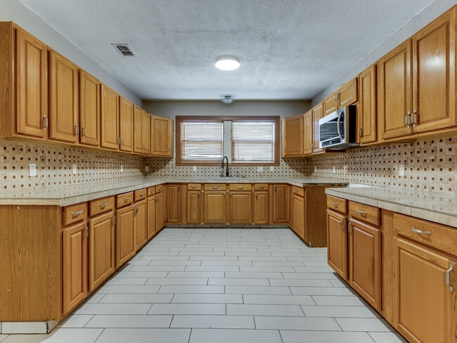 Building Photo - 1131 S Miles Ave