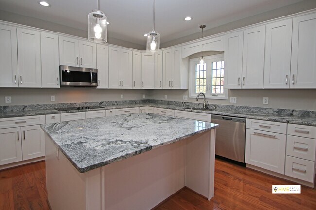 Building Photo - Upscale rental in Harrisonburg!