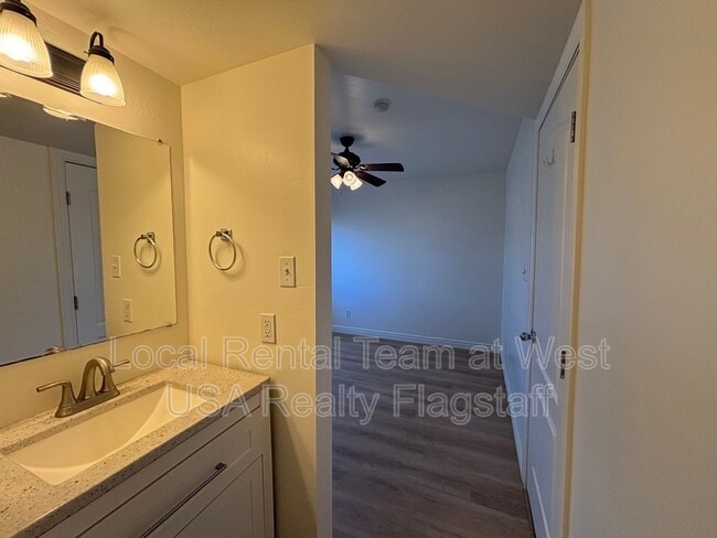 Building Photo - 3200 S Litzler Dr