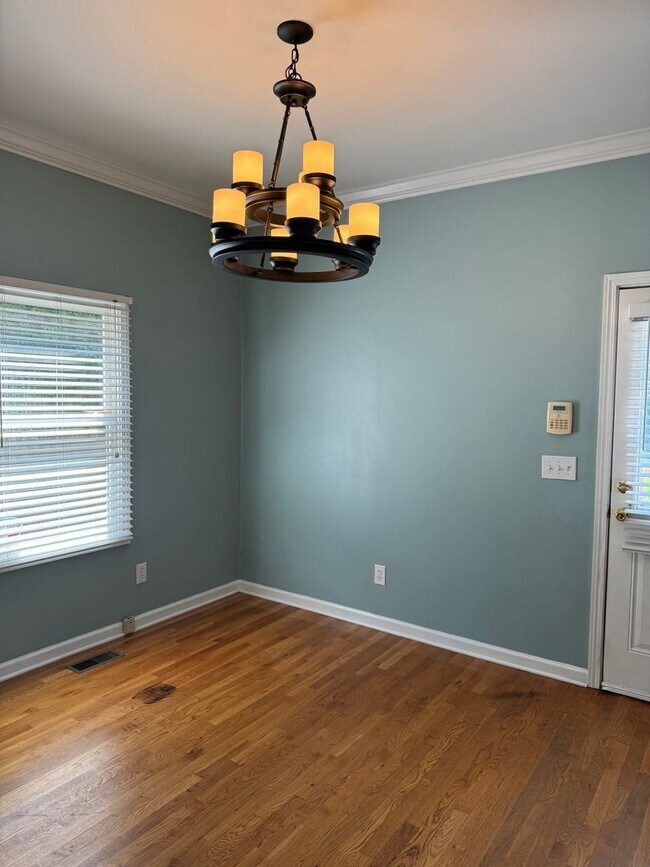 Building Photo - Price & Location!