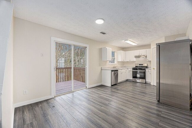 Building Photo - Fully Renovated 3BR/3BA Home with Bonus Room in Lawrenceville!
