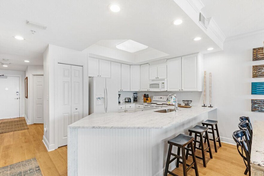 Building Photo - 365 E Beach Blvd