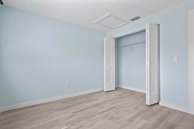 Building Photo - GORGEOUS FULLY RENOVATED 2ND FLOOR 2 BEDRO...