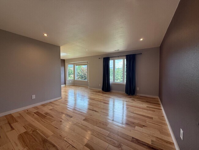 Building Photo - 5BD/4BA/3 car garage w Flat Yard Cheyenne ...