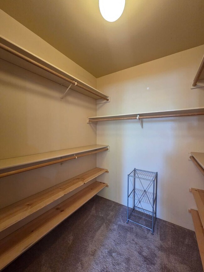 Building Photo - Studio Available in Beautiful Lincoln School