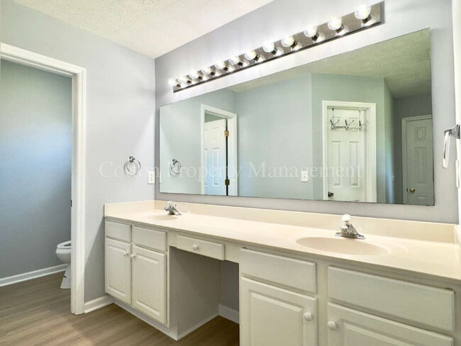 Building Photo - 3BR/2FB.$2200 per month