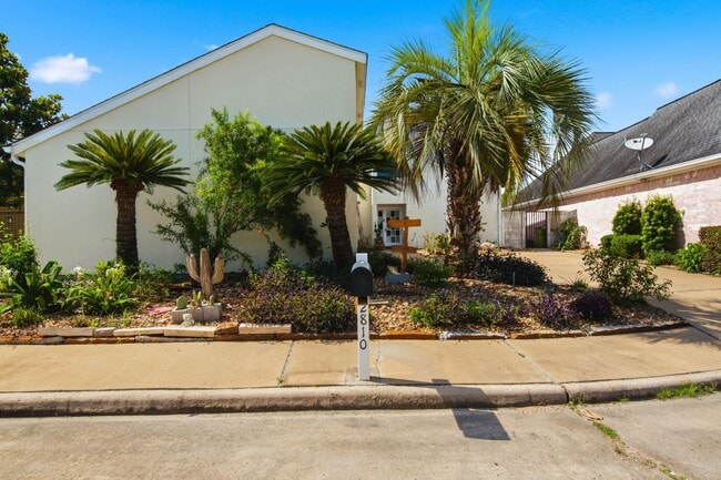 Building Photo - 2810 Lakeview Dr