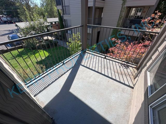 Building Photo - FREE RENT! Charming 2-Bed Condo Retreat in Milwaukie – Cozy 900 Sq Ft Living!