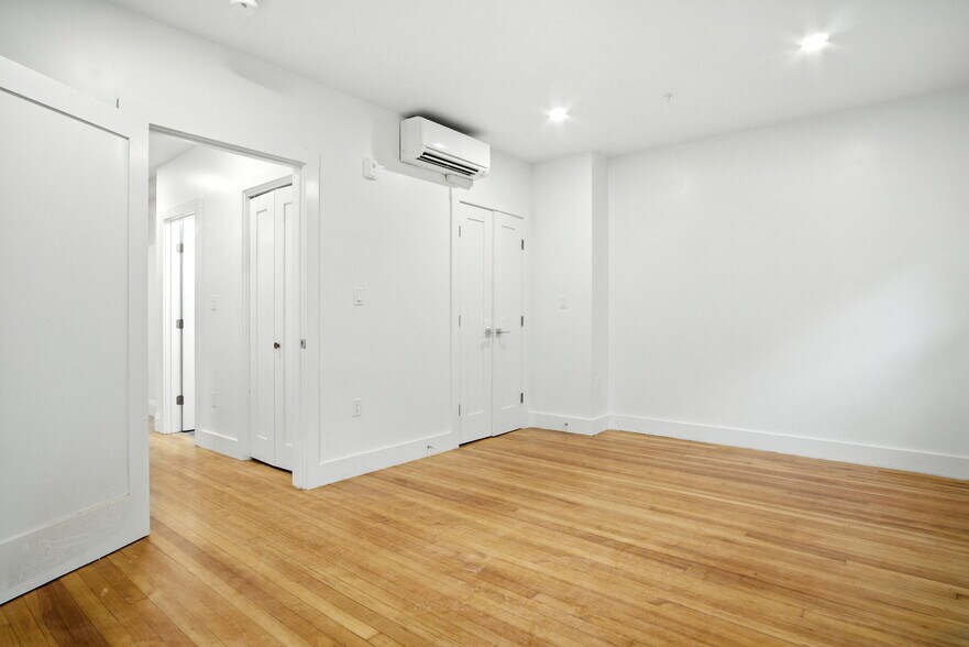 Building Photo - 21 Regent Cir