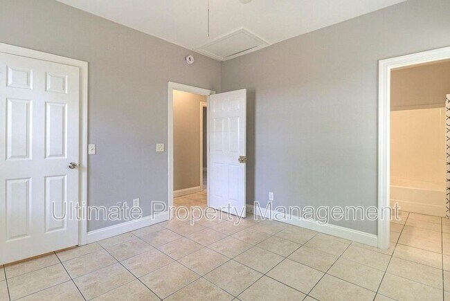 Building Photo - 220 Rose Ave