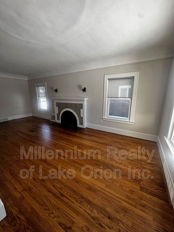 Building Photo - 24 Utica Rd