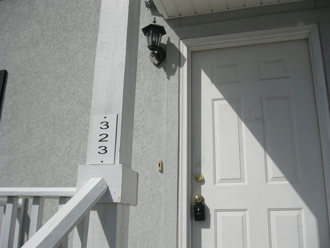 Building Photo - 323 Laurel Oak Ln