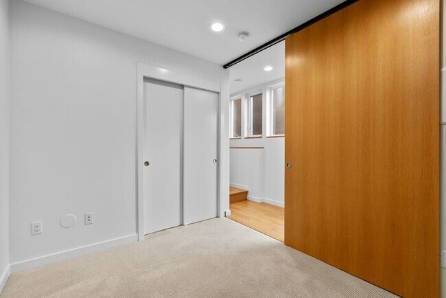 Building Photo - Sweet Ultra-Modern Air-Conditioned West Seattle Townhome w/ Parking