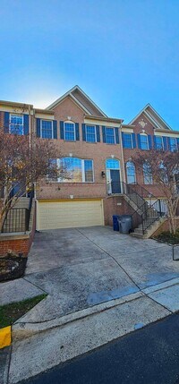 Building Photo - Beautiful And Spacious 3 Bed 3.5 Bath Bric...