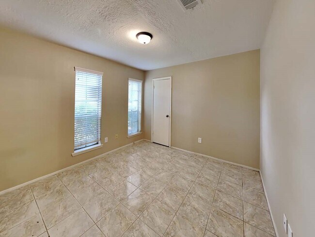 Building Photo - 22610 Meadowgate Dr