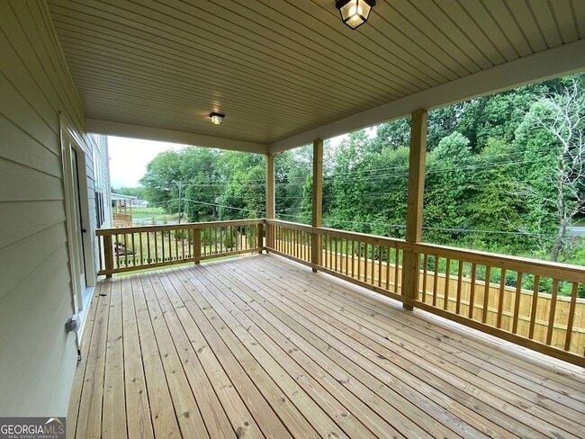 Building Photo - 5595 Mirror Lake Dr