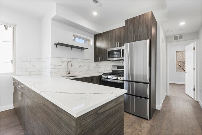 Building Photo - 917 N 15th St