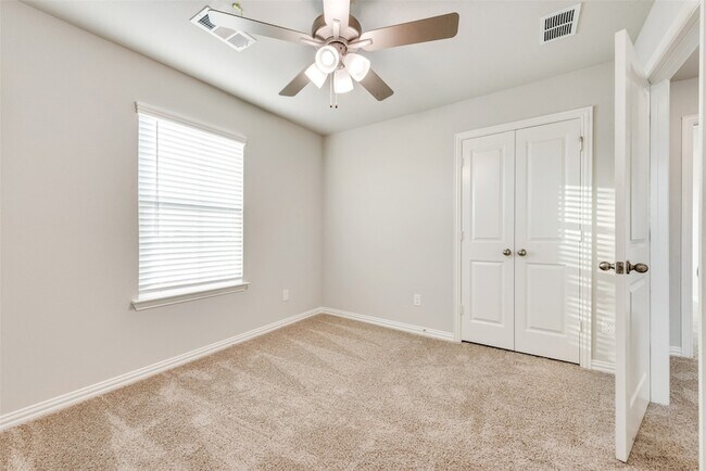 Building Photo - 1504 Twin Frks Dr