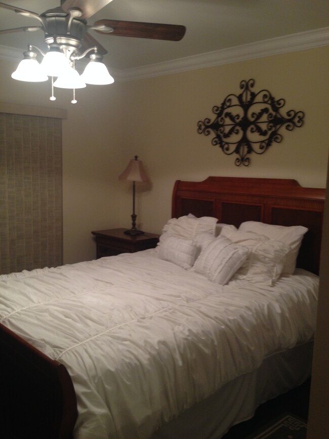 2nd bedroom w/queen set - 135 Deer Creek Blvd