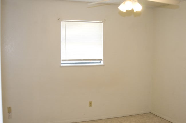 Building Photo - 125 Willow Ln