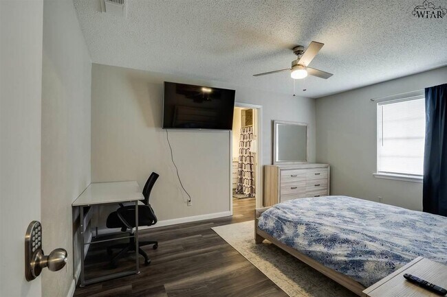 Building Photo - 5511 Hooper Dr