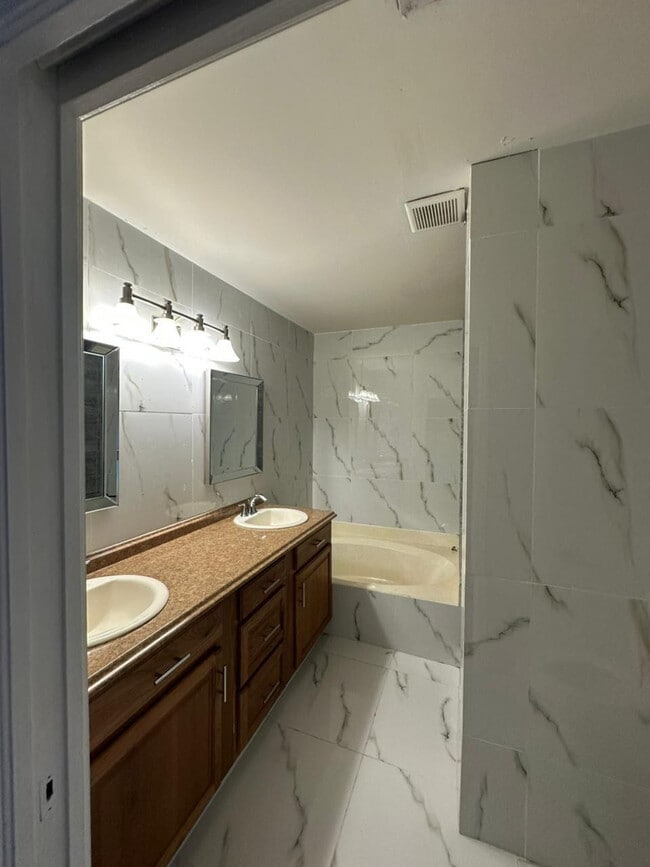 Building Photo - 7700 Stone Harbour Dr